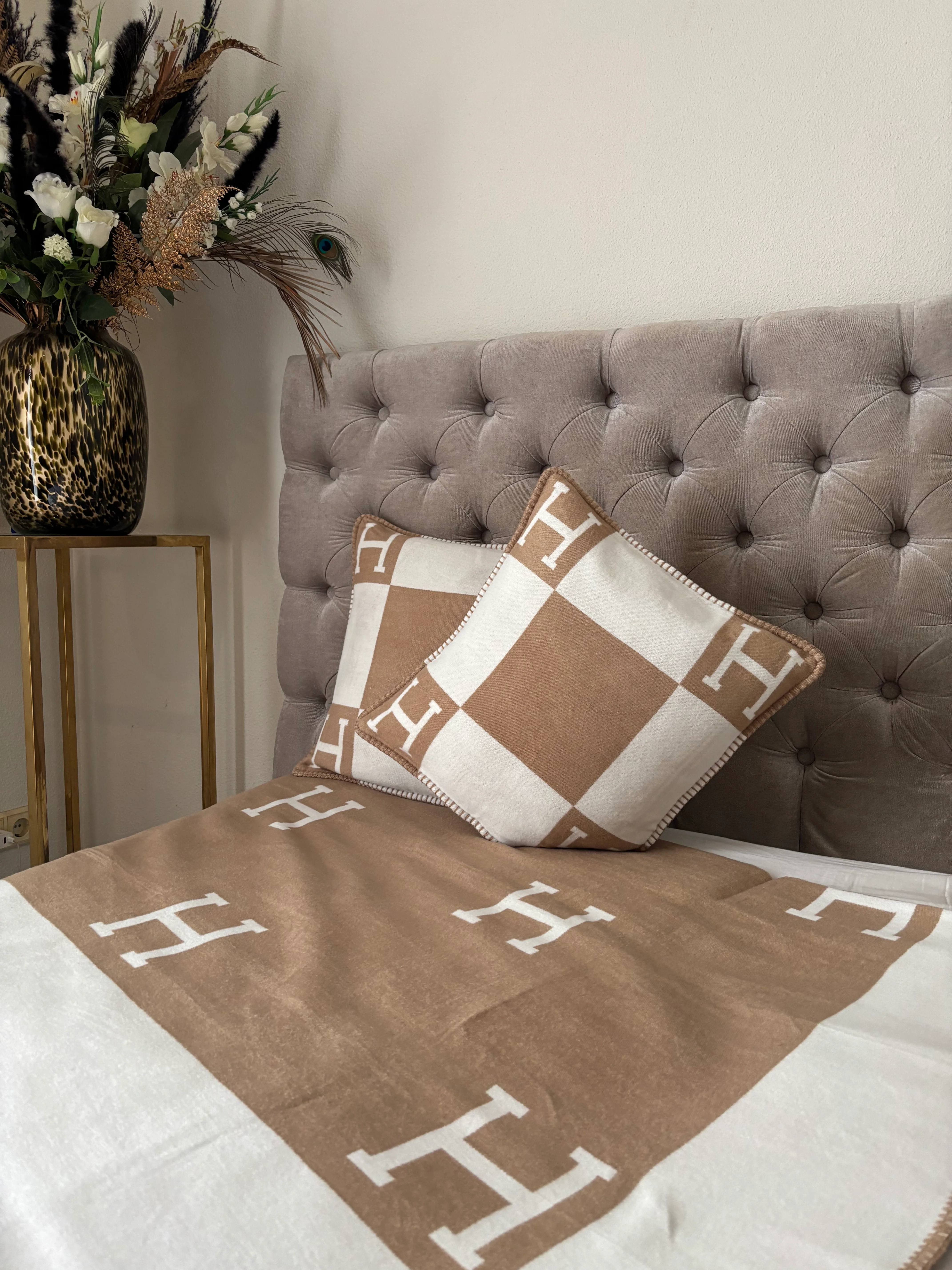 Beige/white