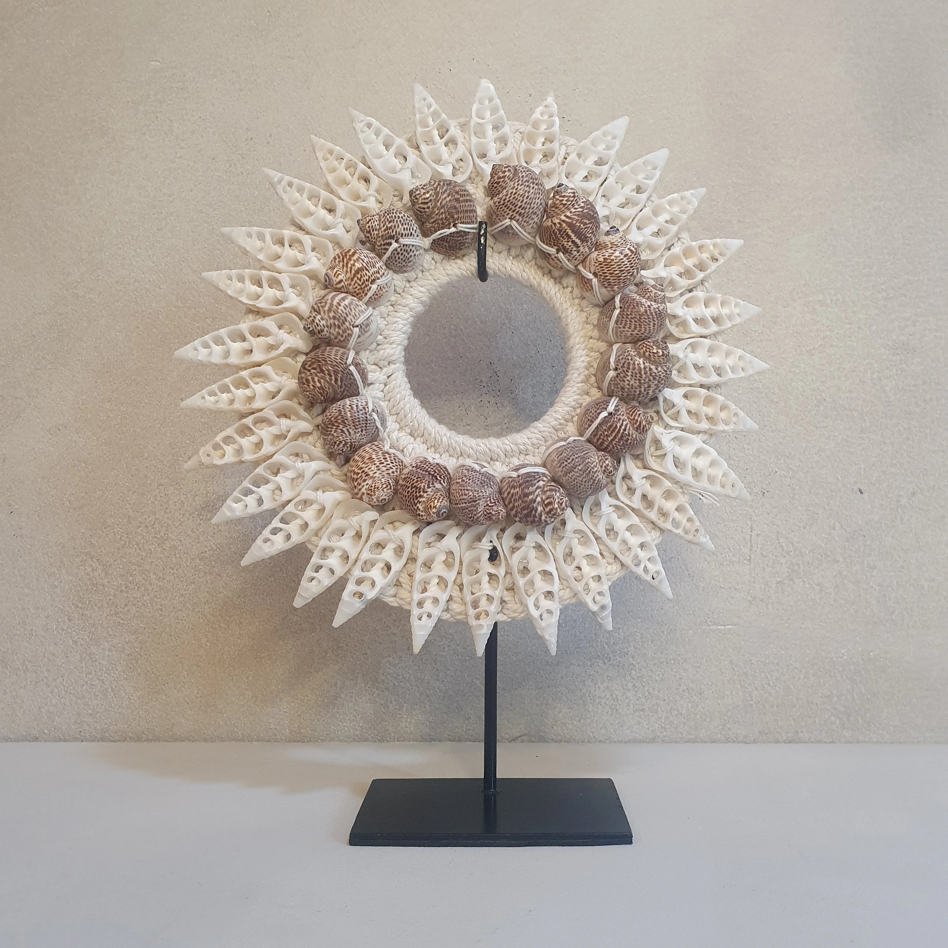 Schelpen decoratie op standaard ‘Lombok’