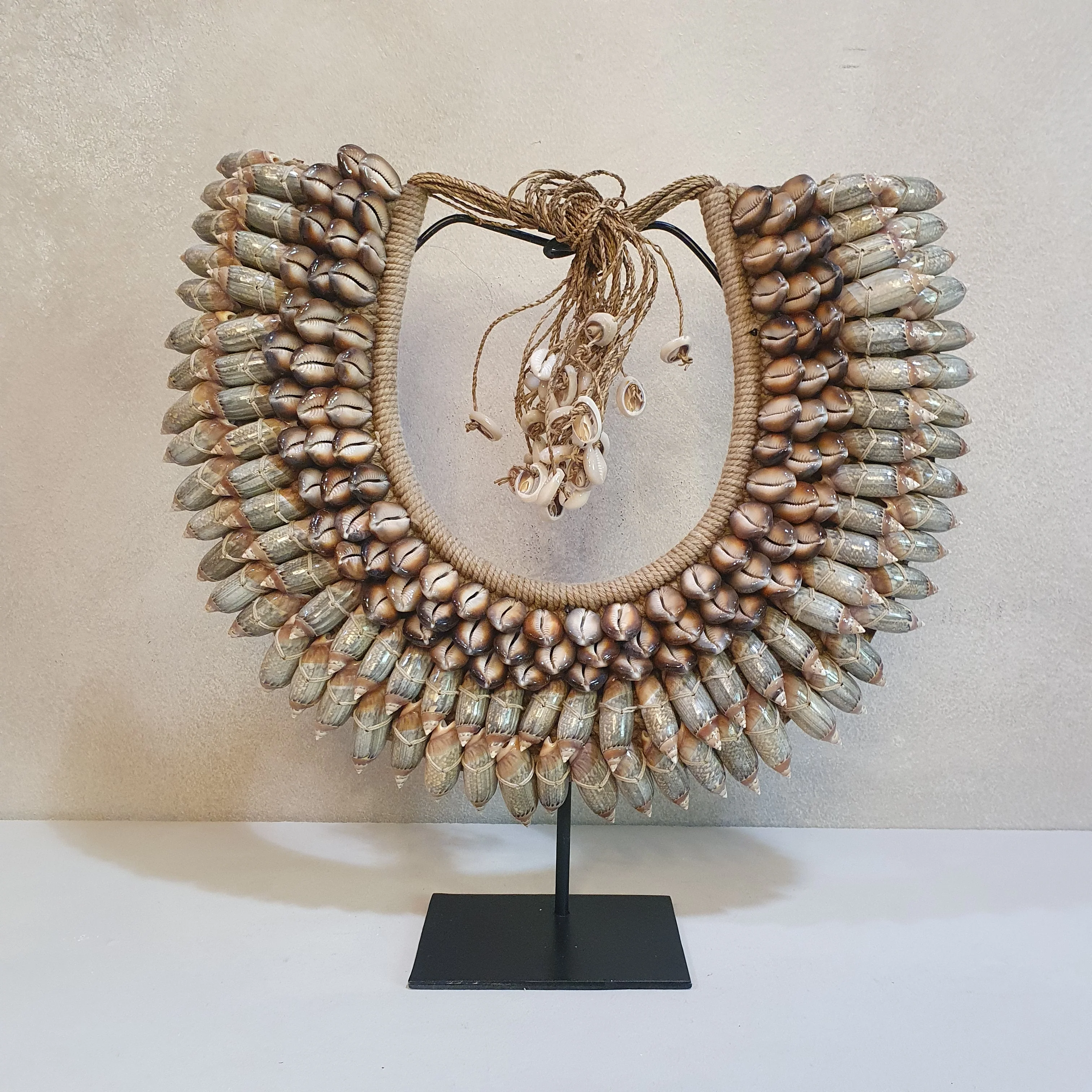 Schelpenkraag op standaard ‘Praya’