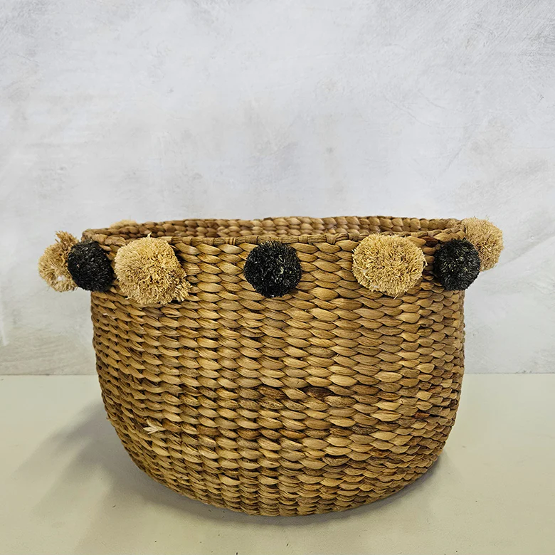 Mand van zeegras met pompoms