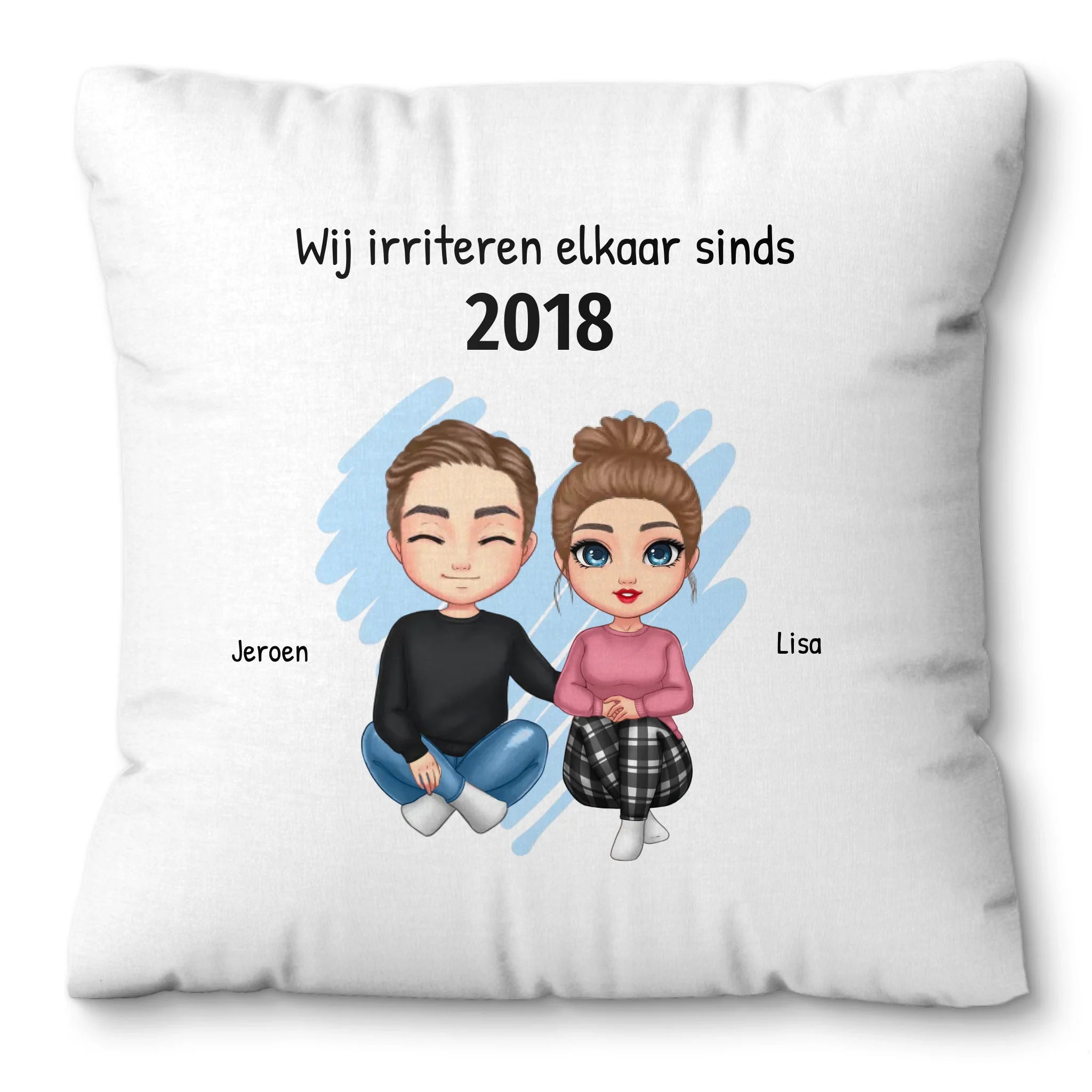 Gepersonaliseerd kussen met eigen poppetjes, namen, jaartal en tekst – “Wij irriteren elkaar sinds …”