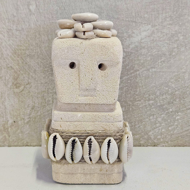 Zandsteen poppetje met kauri schelpen M Zandsteen poppetje met kauri schelpen M