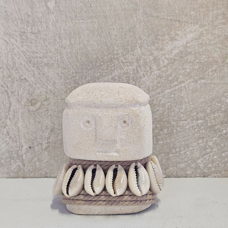 Zandsteen poppetje met kauri schelpen S Zandsteen poppetje met kauri schelpen S