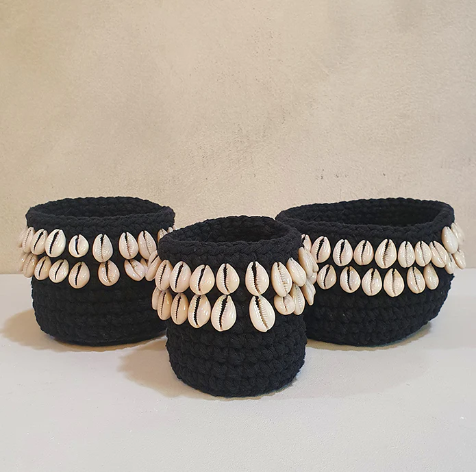 Mandjes macramé en schelp – zwart