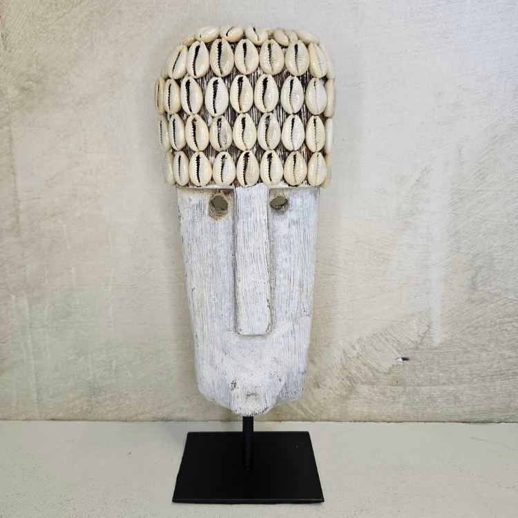 Houten beeldje met kauri schelpen