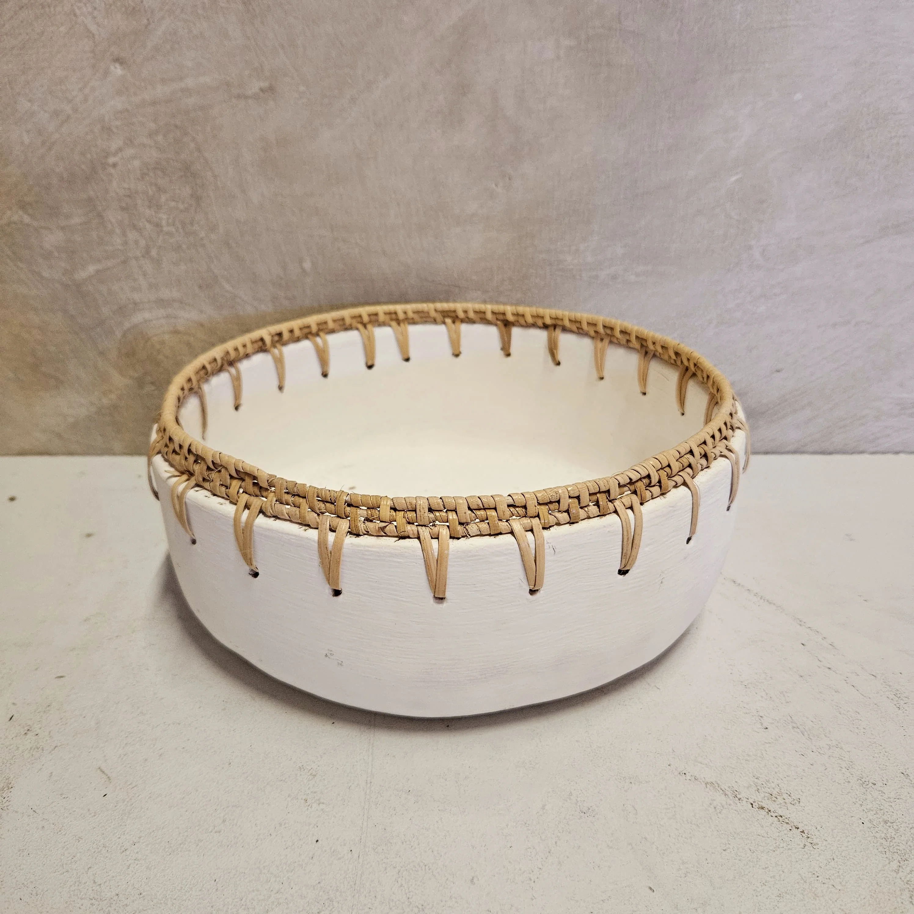 Schaal terracotta met rotan rand Schaal terracotta met rotan rand