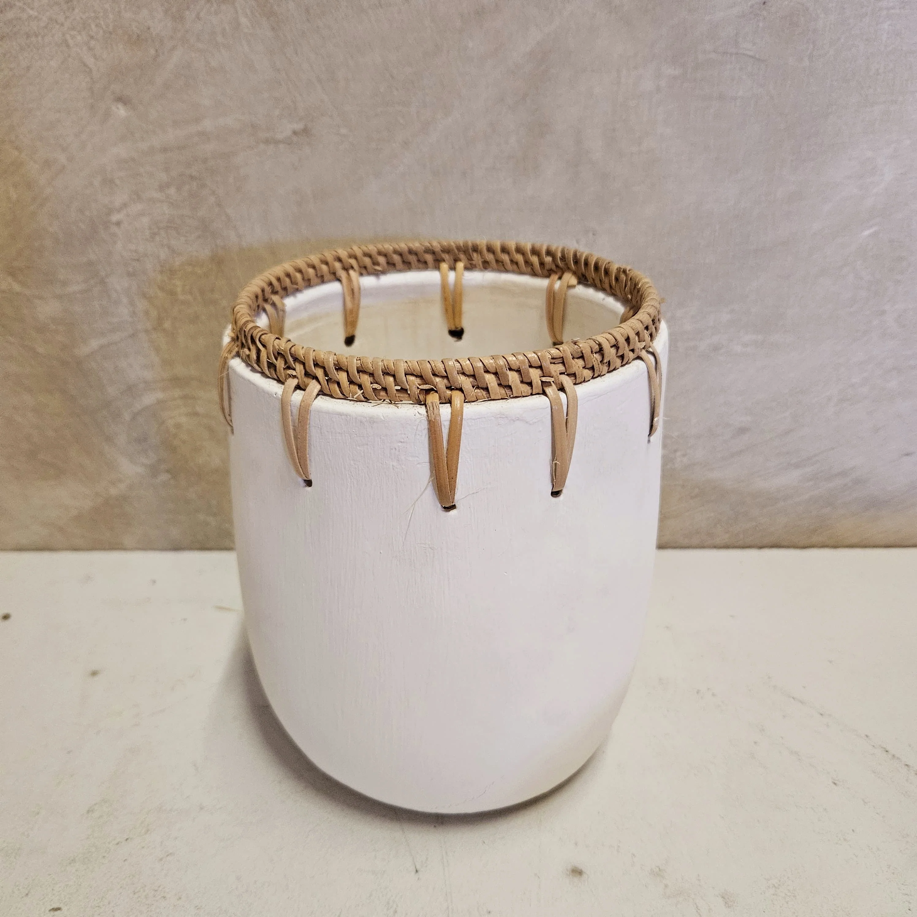 Potje terracotta met rotan rand Potje terracotta met rotan rand