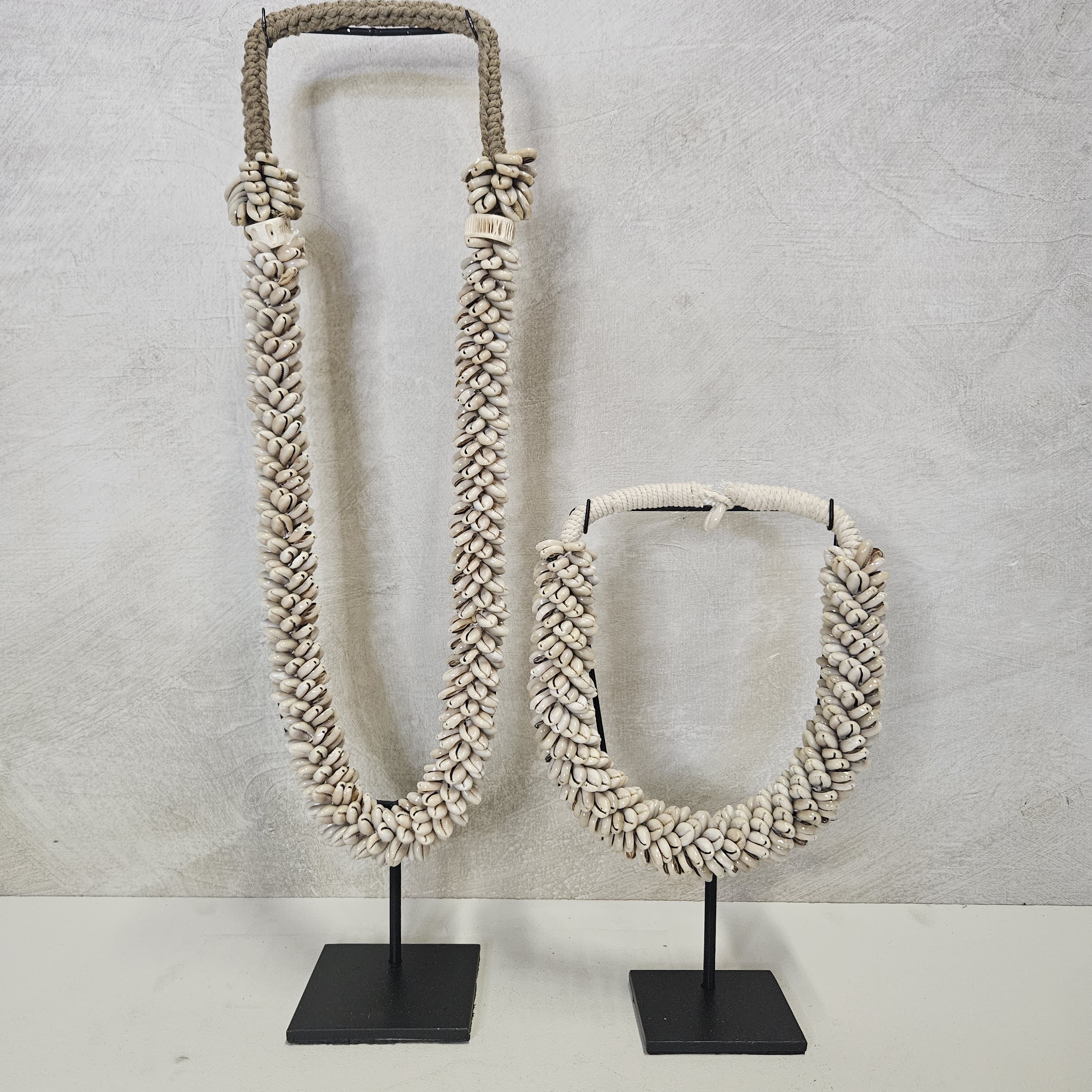 Schelpenketting op standaard ‘Dompu’ Schelpenketting op standaard ‘Dompu’