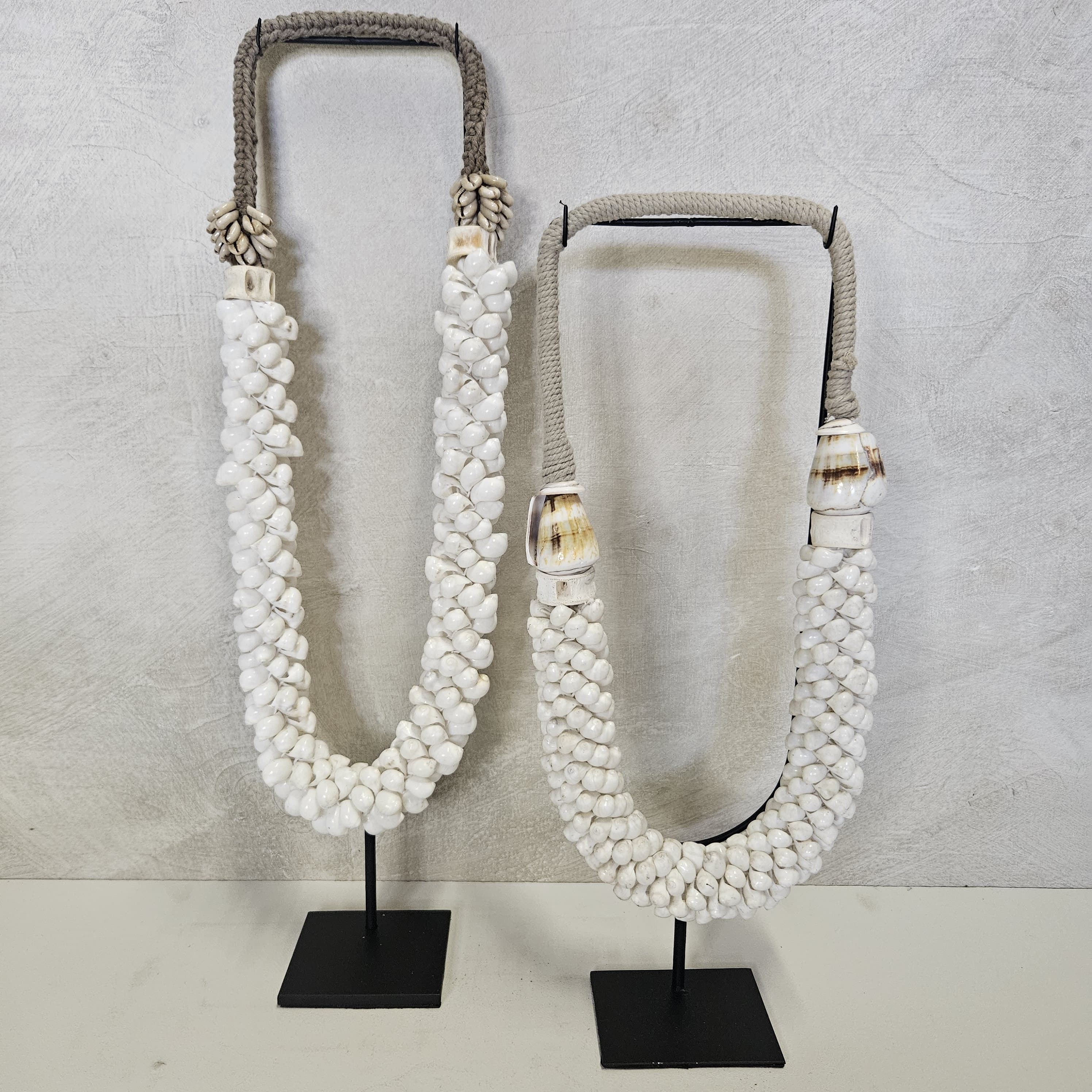 Schelpenketting op standaard ‘Minas’ Schelpenketting op standaard ‘Minas’