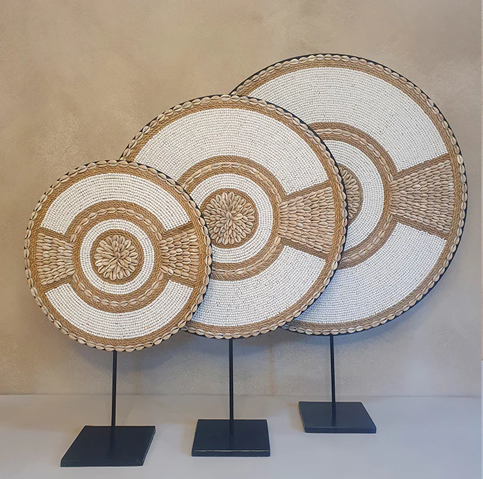 Kralendecoratie op standaard ‘Riau’- wit