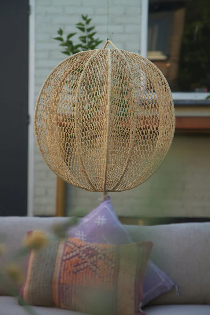 Raffia lamp