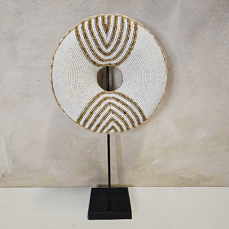 Kralendecoratie op standaard ‘Bangli’ wit
