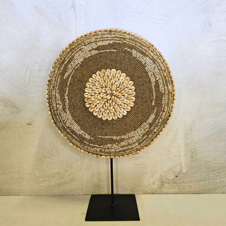 Schelpendecoratie op standaard ‘Flores’ Schelpendecoratie op standaard ‘Flores’