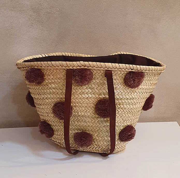 Rieten shopper met bruine pompoms Rieten shopper met bruine pompoms