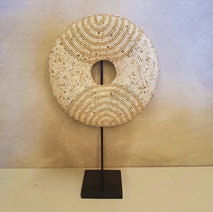 Kralendecoratie op standaard ‘creme’