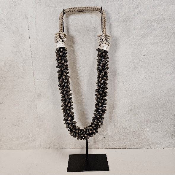 Schelpenketting op standaard ‘Yogyakarta’ lang Schelpenketting op standaard ‘Yogyakarta’ lang