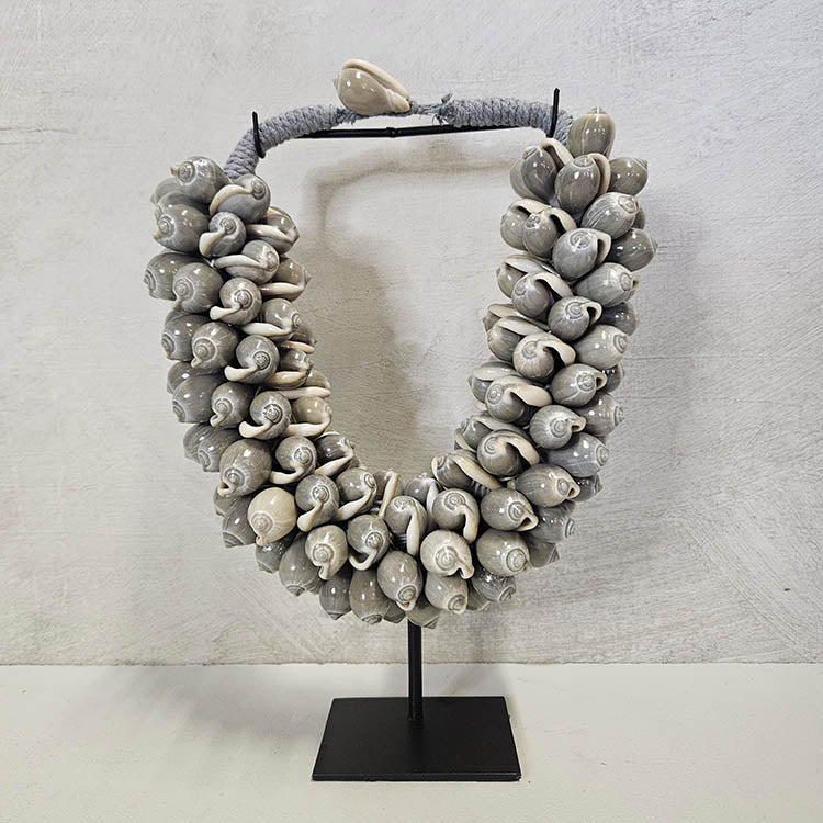 Schelpenketting op standaard ‘Yogyakarta’ grijs Schelpenketting op standaard ‘Yogyakarta’ grijs