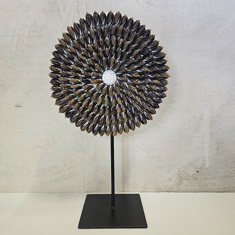 Schelpendecoratie op standaard ‘Buli’ Schelpendecoratie op standaard ‘Buli’