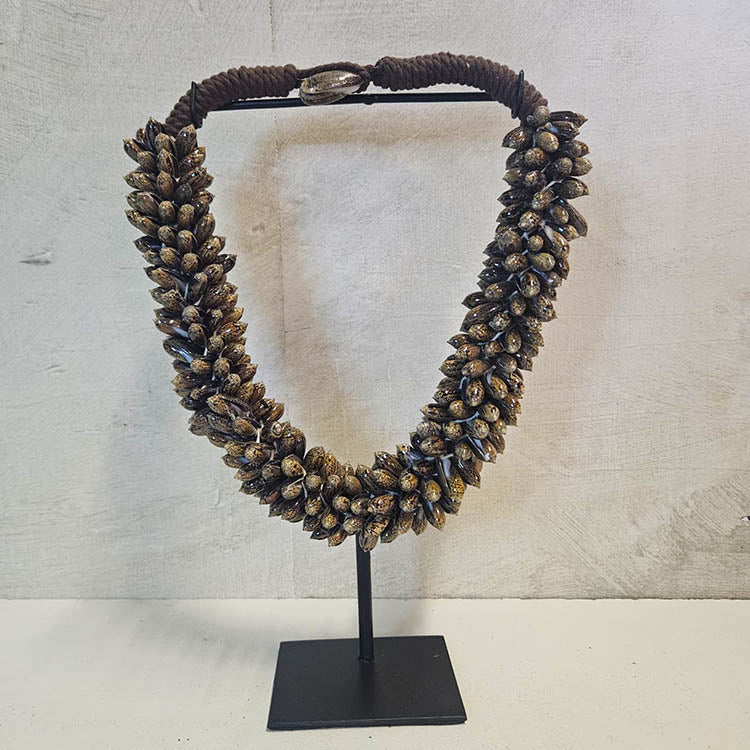 Schelpenketting op standaard ‘Yogyakarta’ Schelpenketting op standaard ‘Yogyakarta’